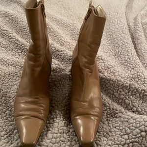 Stuart Weitzman short tan leather zipper boots size 8.5 AA w 2.5 heels